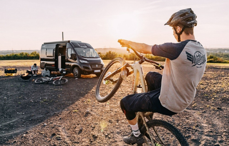 Comment fixer un vélo dans la soute d'un camping-car ?