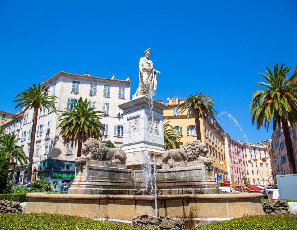 Parcourir la route Napoléon en camping-car - La statue de Napoléon à Ajaccio