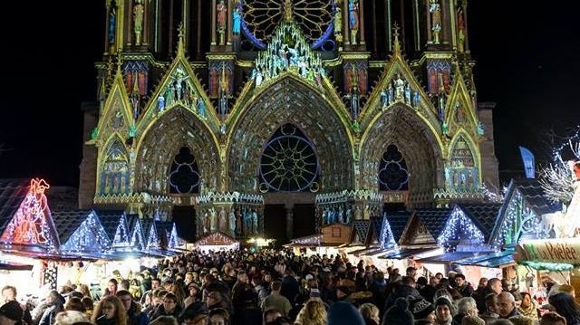 Le marché de Noel au pied de la cathédrale de Reims