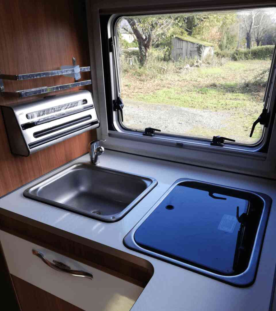 camping-car  MOOVEO 16TC  intérieur / salle de bain  et wc