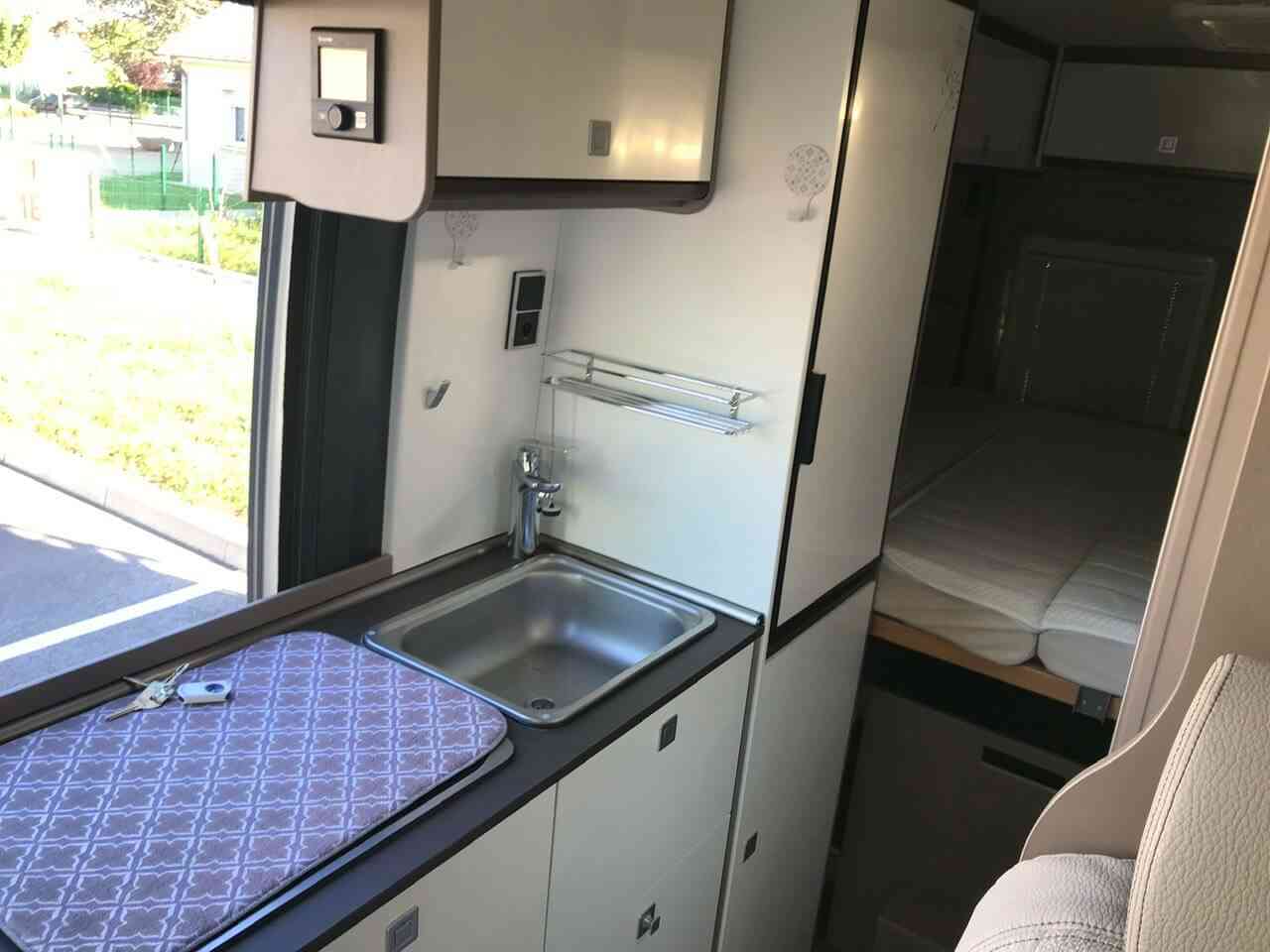 camping-car BURSTNER HARMONY LINE  intérieur / salle de bain  et wc