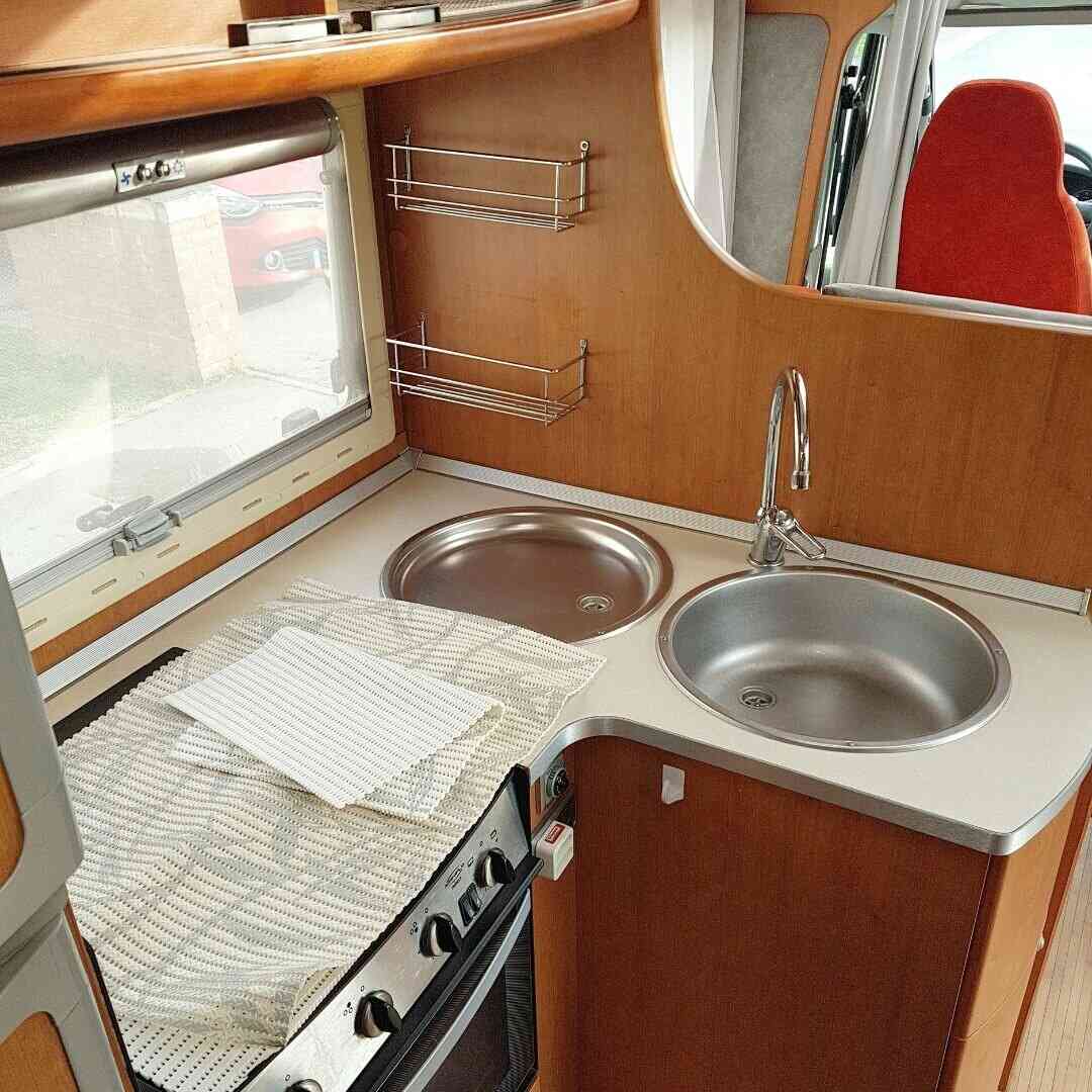 camping-car BENIMAR PERSEO 540  intérieur  / coin cuisine