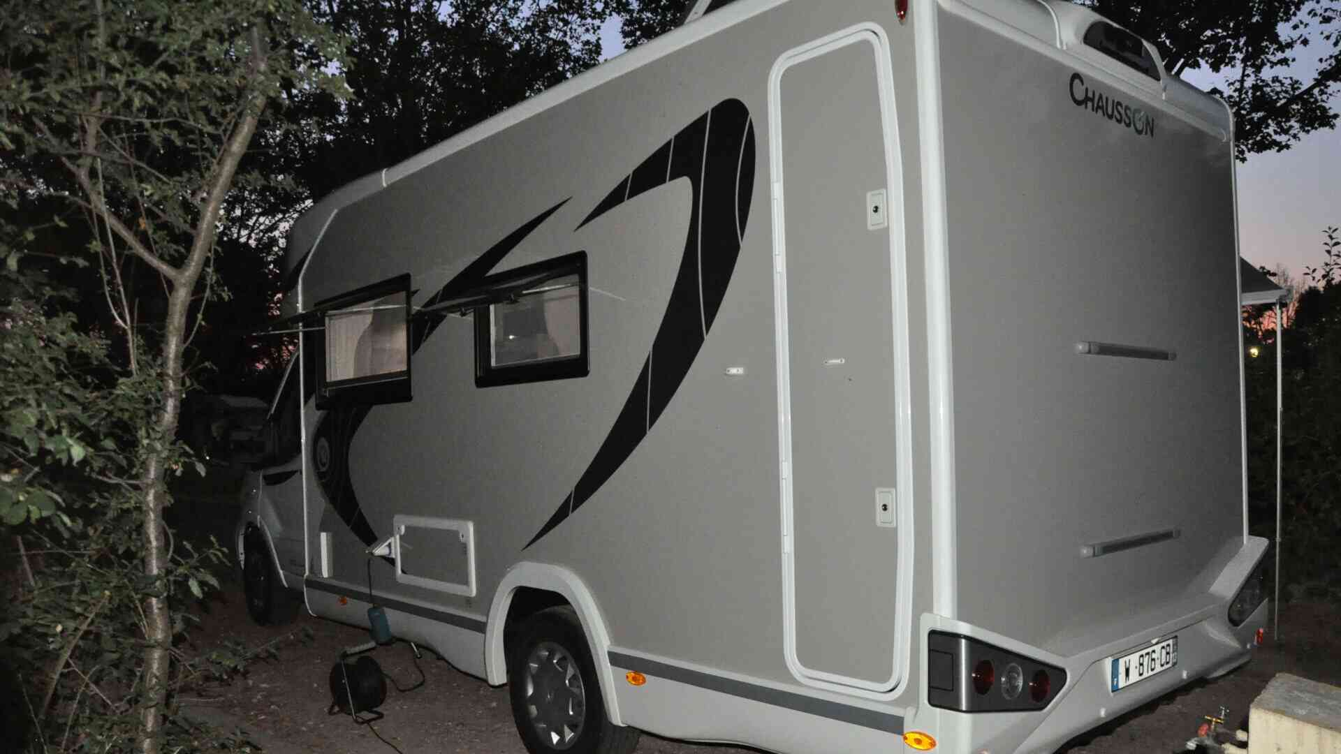 camping-car CHAUSSON TITANIUM 640  extérieur / arrière