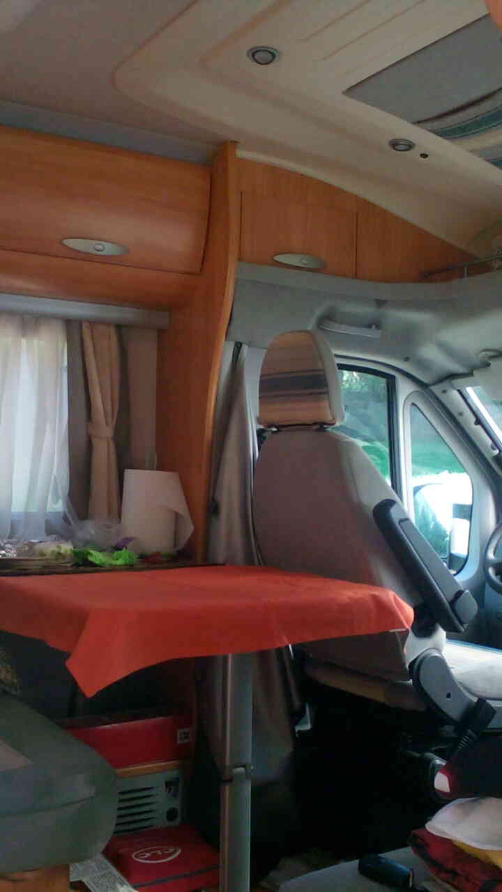 camping-car ADRIA CORAL 660 SL  intérieur  / coin cuisine