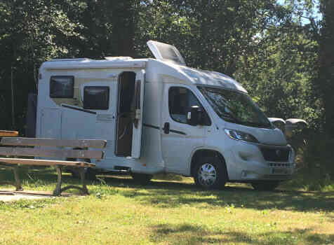 camping-car CARADO V132  extérieur / 
