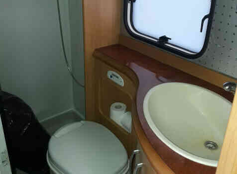 camping-car HOBBY TRANSIT  intérieur / salle de bain  et wc