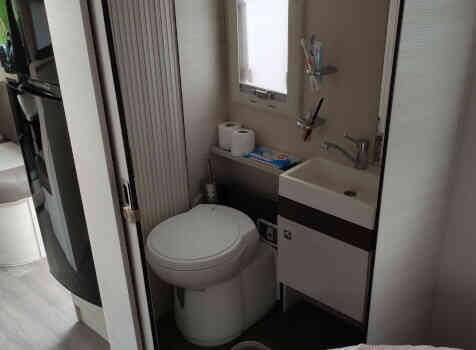 camping-car CHALLENGER GRAPHITE 398 XLB  intérieur / salle de bain  et wc