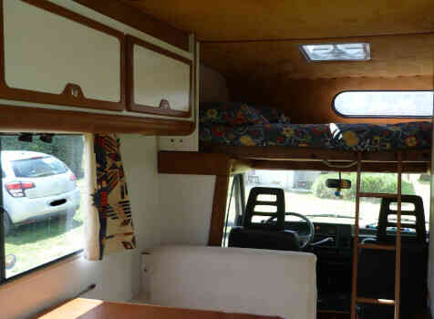 camping-car CHAUSSON C 25  intérieur / couchage principal