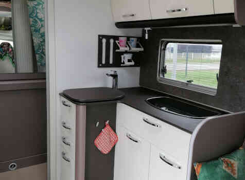 camping-car BURSTNER LYSEO PRIVILEGE TD 680G  intérieur  / coin cuisine