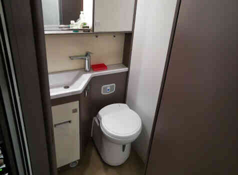camping-car BURTSNER LYSEO PRIVILEGE TD 727 G  intérieur / salle de bain  et wc