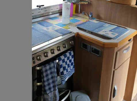 camping-car XDREAM 551  intérieur  / coin cuisine