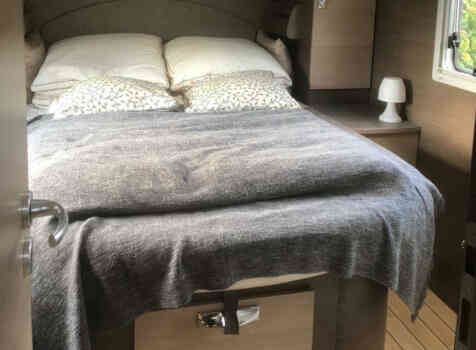 camping-car BAVARIA I 740 LC  intérieur / couchage principal