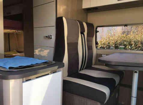 camping-car CHAUSSON TWIST V 594 MAX  intérieur  / coin cuisine