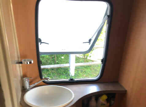 camping-car CHALLENGER GENESIS 65  intérieur / salle de bain  et wc