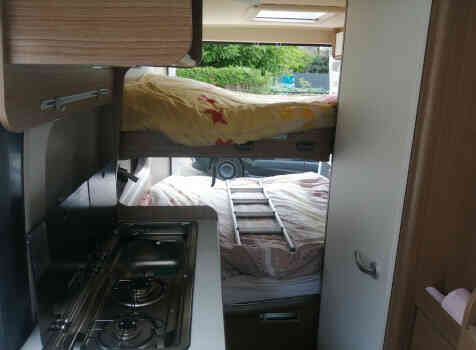 camping-car CARADO CLEVER 601  intérieur  / coin cuisine