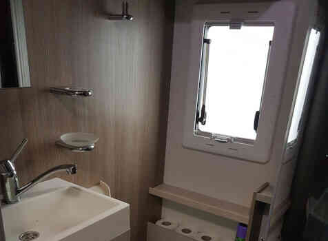 camping-car CHAUSSON C 656  intérieur / salle de bain  et wc