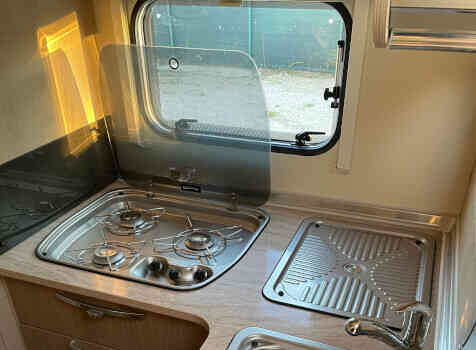 camping-car BURSTNER  NEXXO T740  intérieur  / coin cuisine