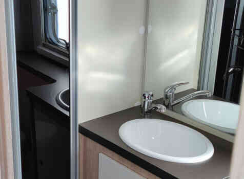 camping-car GIOTTILINE SIENA 435  intérieur / salle de bain  et wc
