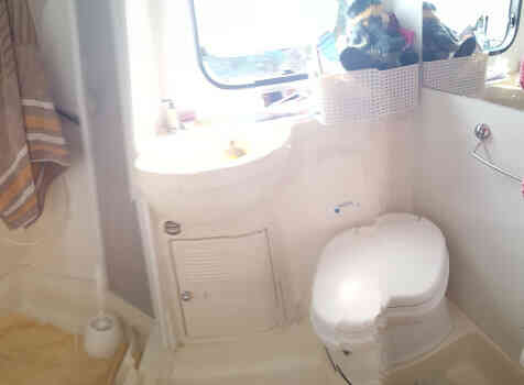 camping-car RIMOR VILAMOBIL  intérieur / salle de bain  et wc