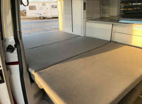 camping-car  CALIFORNIA T6   intérieur / couchage principal