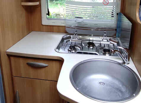 camping-car CHAUSSON WELCOME 28  intérieur  / coin cuisine