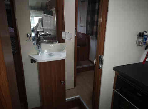 camping-car ADRIA MATRIX PLUS M 670 SBC  intérieur / salle de bain  et wc