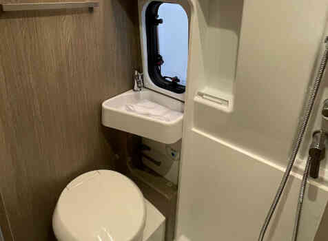 camping-car CHALLENGER V 114 MAX START  intérieur / salle de bain  et wc