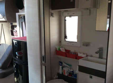 camping-car CHALLENGER 288 EB MAGEO  intérieur / salle de bain  et wc