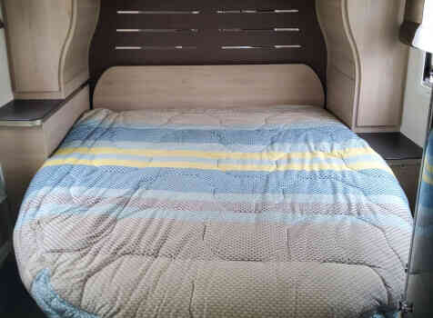 camping-car CHAUSSON EB 628   intérieur / couchage principal