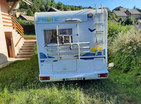 camping-car PILOTE P5  extérieur / arrière