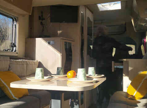 camping-car BURSTNER BREVIO T 645  intérieur / coin salon