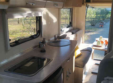 camping-car BURSTNER BREVIO T 645  intérieur  / coin cuisine