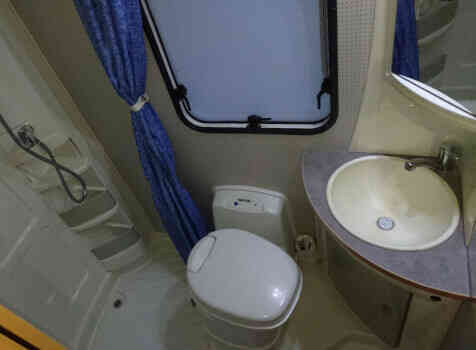 camping-car CHAUSSON FLASH 03  intérieur / salle de bain  et wc