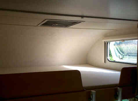 camping-car CHAUSSON FLASH 03  intérieur / couchage principal