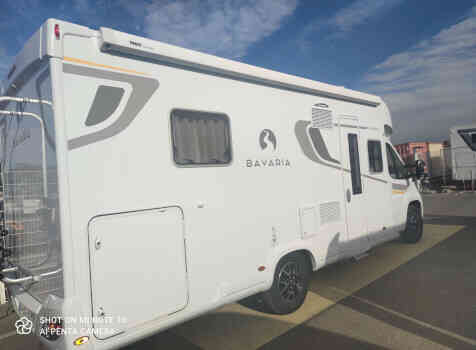 camping-car BAVARIA T 746  extérieur / latéral gauche