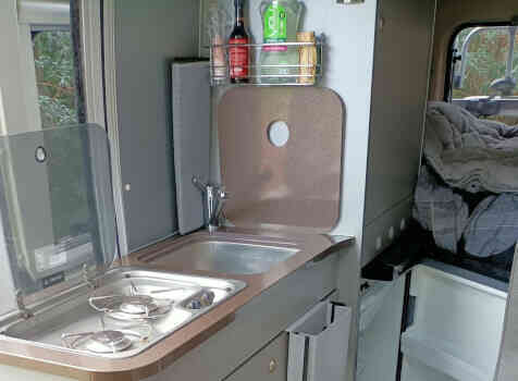 camping-car  ADRIA TWIN 600 SP  intérieur  / coin cuisine