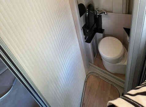 camping-car POSSL GLOBECAR SUMMIT 640  intérieur / salle de bain  et wc