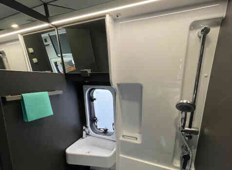 camping-car MC LOUIS MENFYS 3 MAXI PLUS  intérieur / salle de bain  et wc