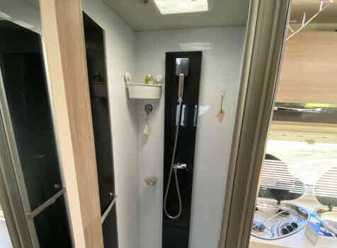 camping-car CHALLENGER GENESIS 290 SPECIAL EDITION   intérieur / salle de bain  et wc