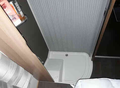 camping-car ADRIA MATRIX AXESS 600 SC   intérieur / salle de bain  et wc
