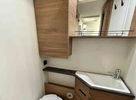 camping-car PILOTE P 746 C EXPRESSION  intérieur / salle de bain  et wc