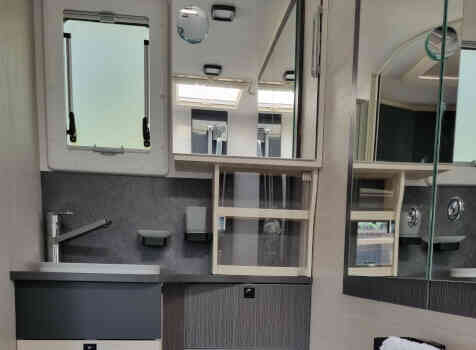 camping-car CHAUSSON 640 TITANIUM PREMIUM  intérieur / salle de bain  et wc