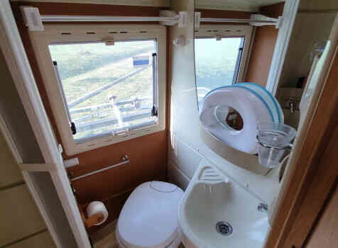 camping-car LAIKA ECOVIP H710  intérieur / salle de bain  et wc