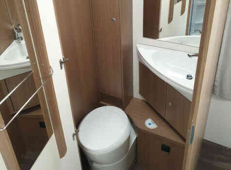 camping-car CARADO T 449  intérieur / salle de bain  et wc
