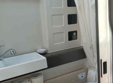 camping-car DREAMER D 60  intérieur / salle de bain  et wc