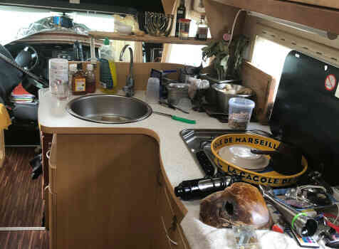 camping-car EURA MOBIL  intérieur  / coin cuisine