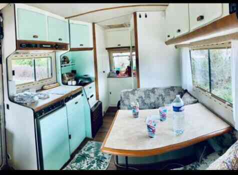 camping-car HYMER C 25  intérieur  / coin cuisine
