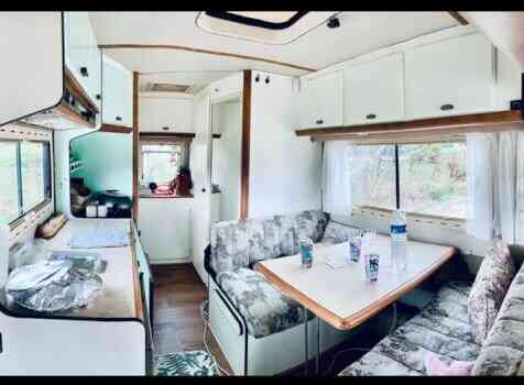 camping-car HYMER C 25  intérieur / coin salon