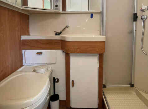 camping-car HYMER C 25  intérieur / salle de bain  et wc