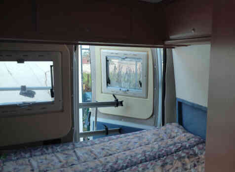 camping-car EUROCAMP 2  intérieur / couchage principal